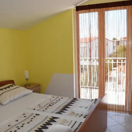 Dana - One Bedroom 5 *