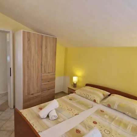 Dana - One Bedroom 5 *