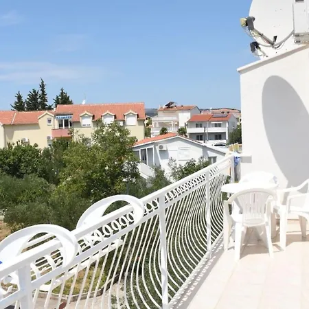 Dana - One Bedroom 5 *