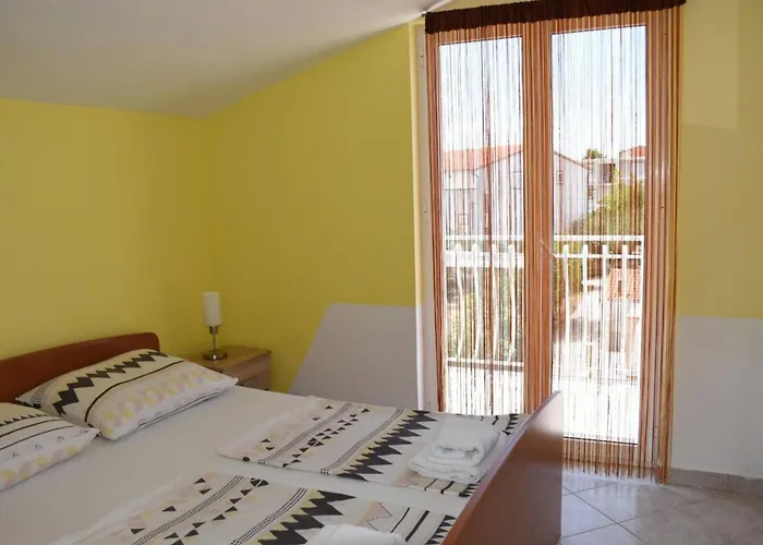 Dana - One Bedroom 5 *