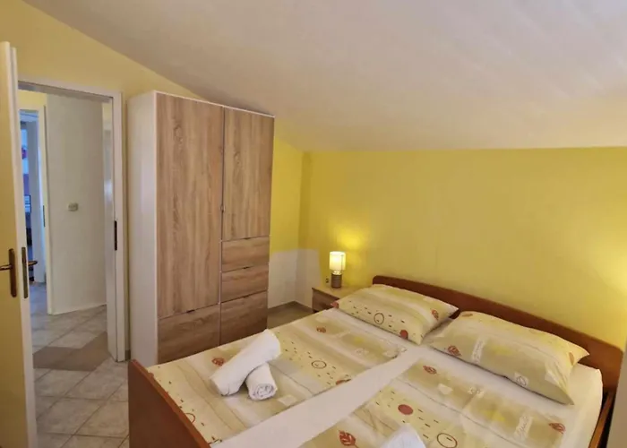 Dana - One Bedroom 5 *