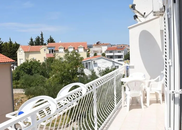 Dana - One Bedroom 5 *